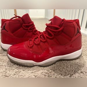 Jordan 11 - Red